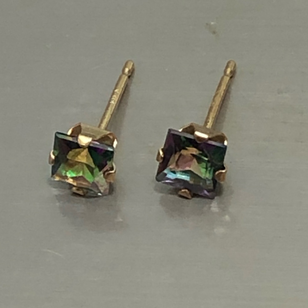 - 10k Yellow Gold Rainbow Colored Gemstone Stud Missing Back